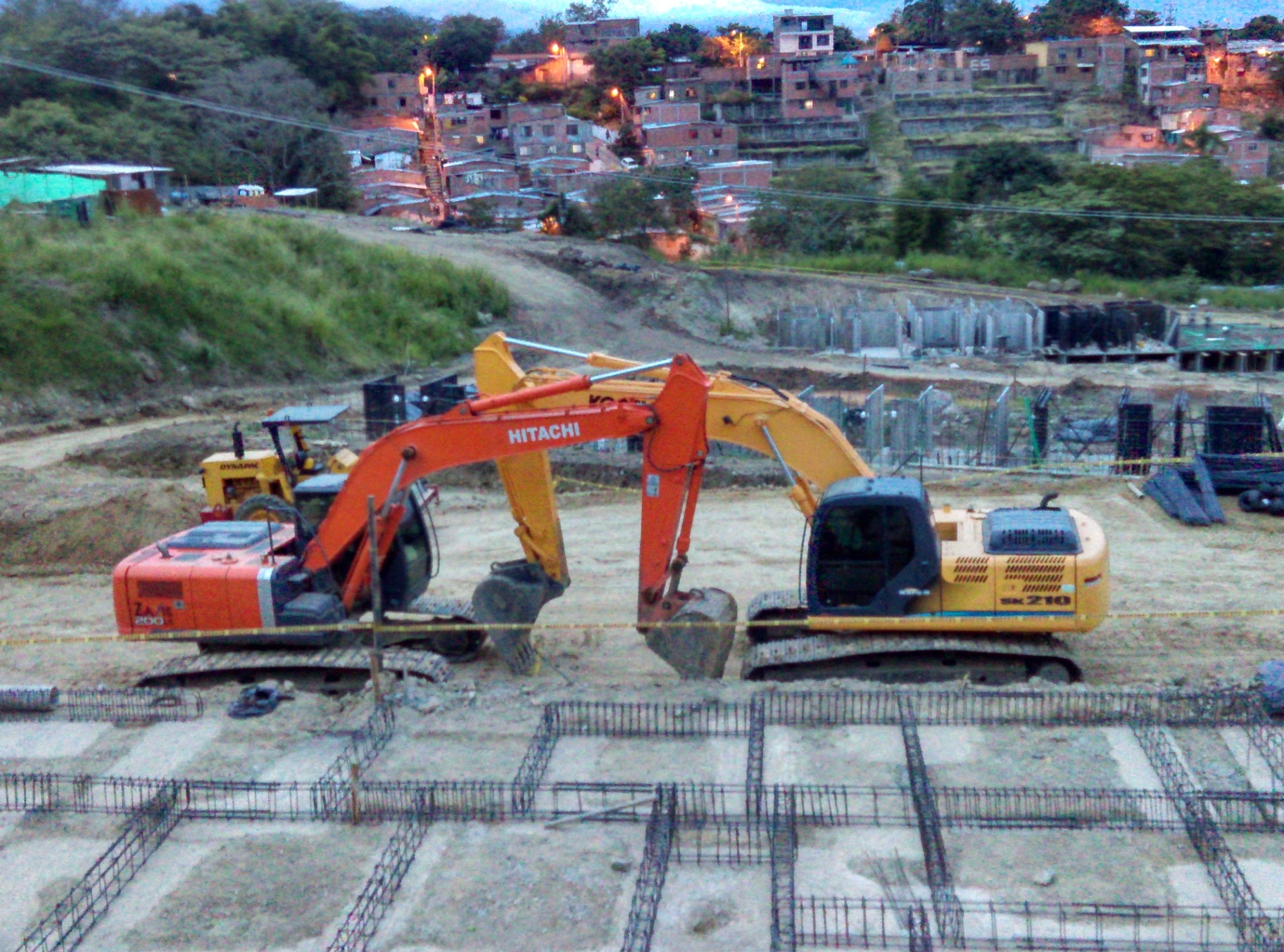 Excavadoras Hitachi y Kobelco en obra urbana