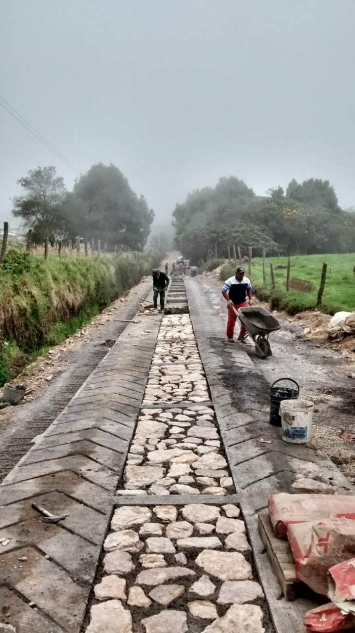 Construcción de vía rural en piedra