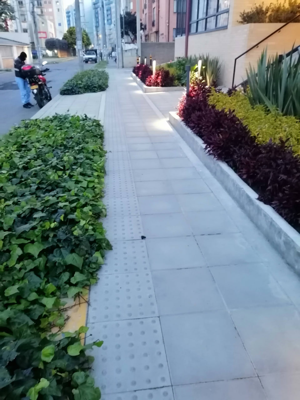 Andenes y urbanismo con piso podotáctil