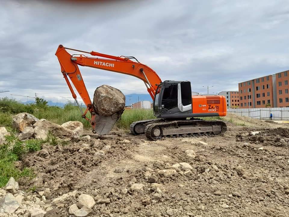 Excavadora Hitachi manipulando roca