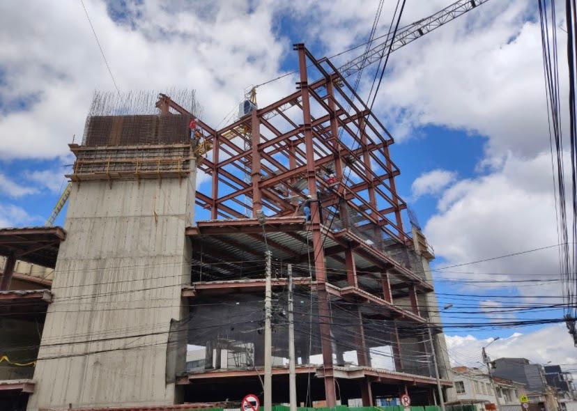 Estructura metálica de edificio multinivel