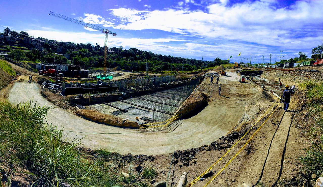 Excavación panorámica con torre grúa para cimentación