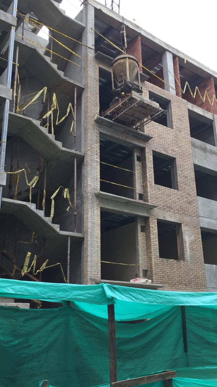 Fundida de concreto con balde en edificación