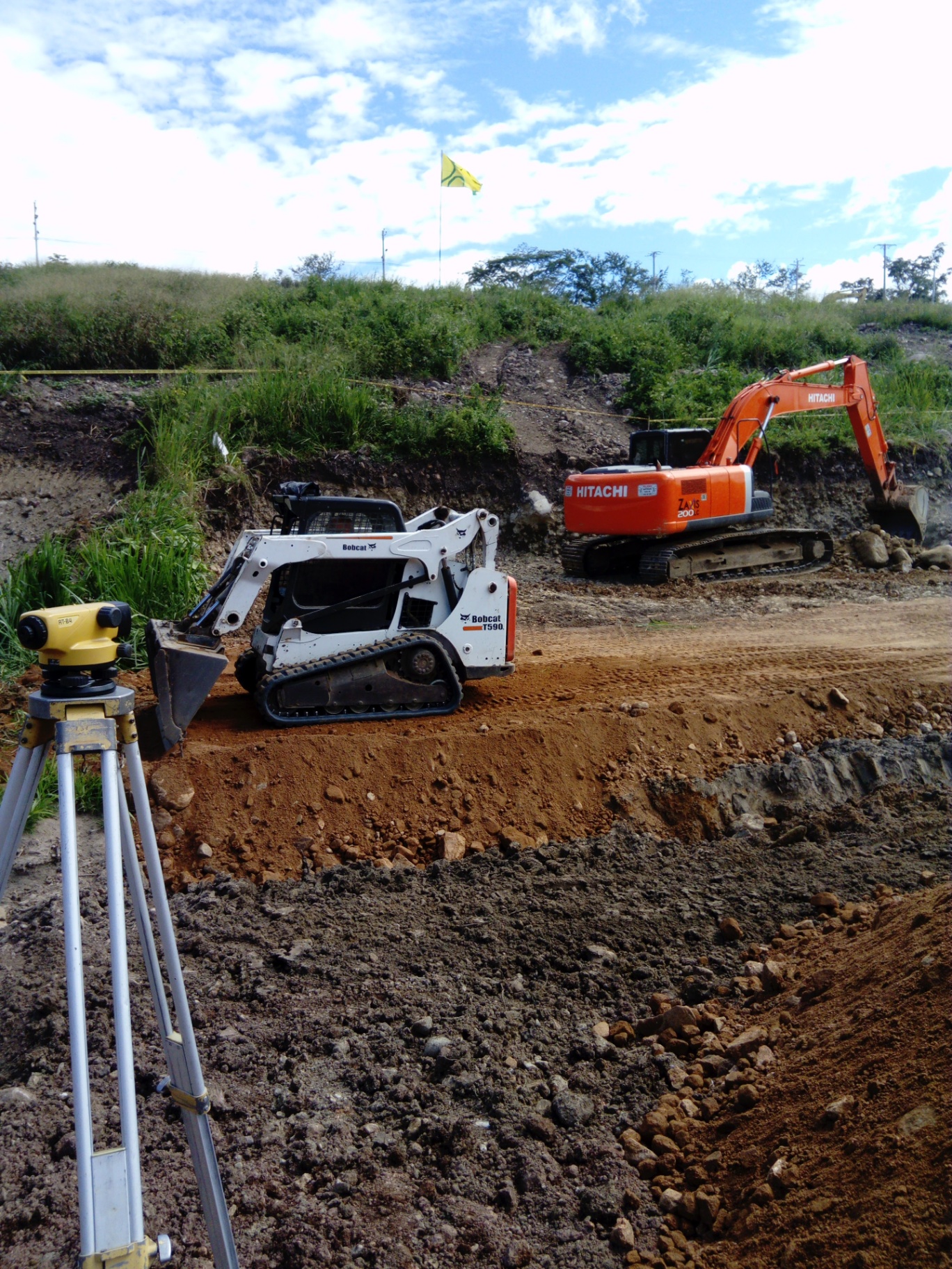 Bobcat T590 y Hitachi con equipo topográfico