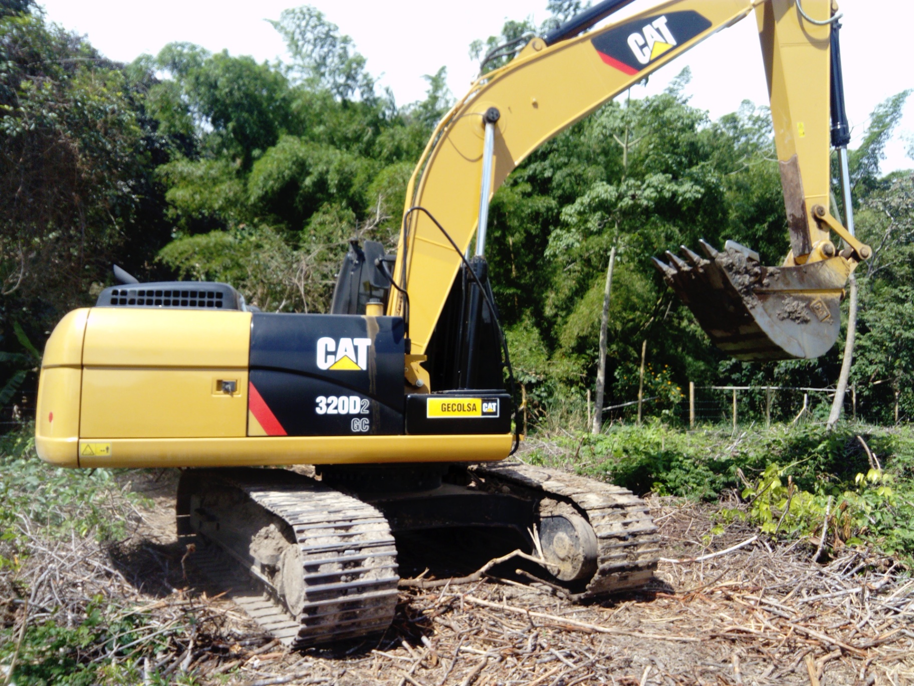 Excavadora CAT 320D2 GC en desmonte