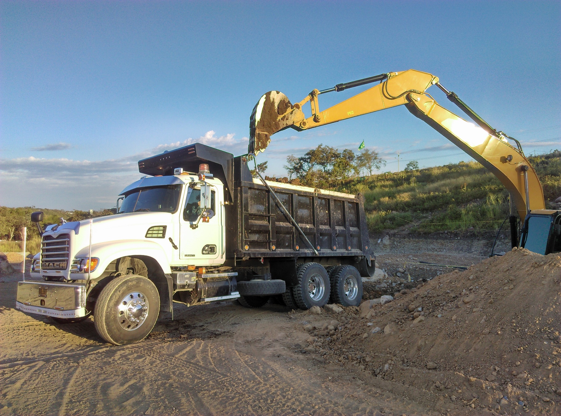 Cargue de volqueta Mack con excavadora CAT